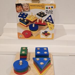 PlanToys Geometric Sorting Board